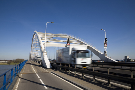 荷兰一座桥上交通照片