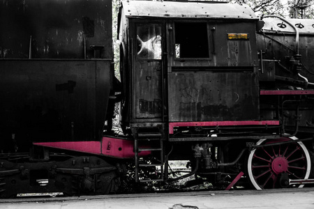 废弃的机车在老火车站