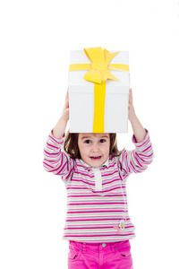 快乐的小女孩与礼品盒