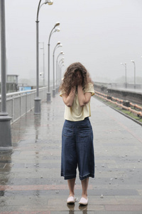 郁闷的年轻女子在雨天户外