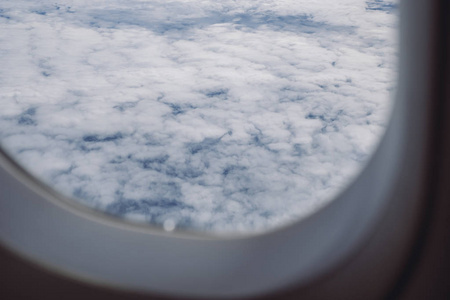 蓝天在阴天通过飞机窗口