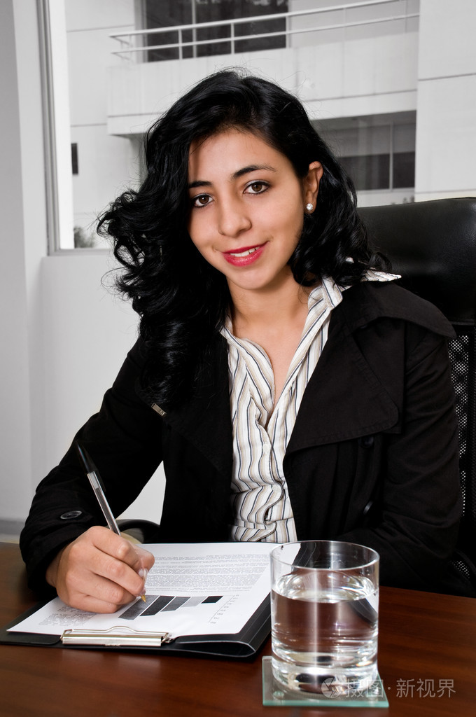 在办事处的商界女强人
