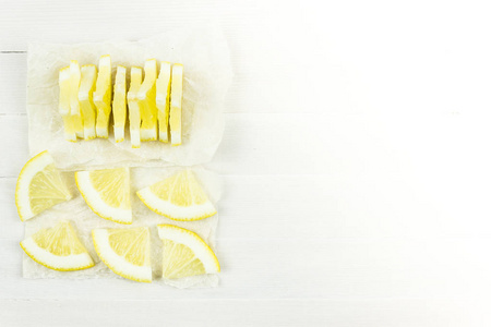一张白色桌子上的柠檬片。复制文本空间
