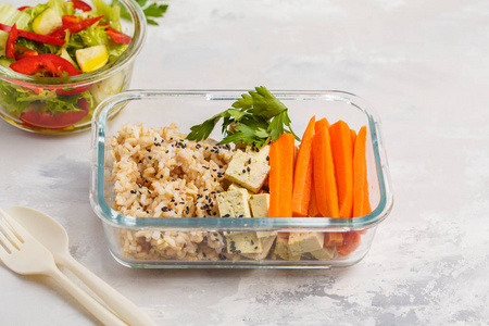 健康膳食准备容器与糙米, 豆腐并且蔬菜沙拉头顶射击与拷贝空间。健康素食概念