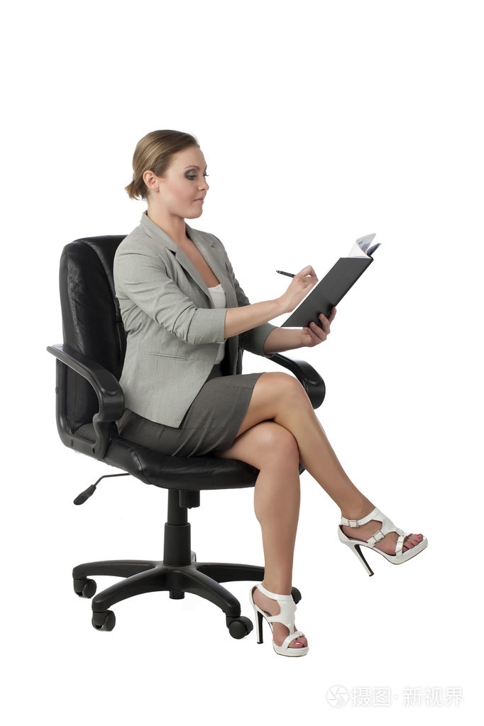 坐在办公椅的女商人