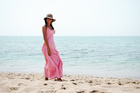 与美丽的身体上一个热带海滩女子肖像