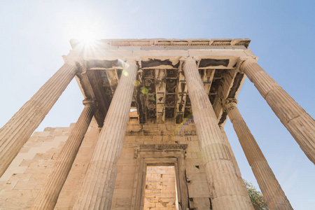 在希腊雅典卫城的帕台农神庙附近, Polias 的古庙遗址。直射太阳, 广角镜头拍摄