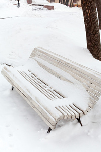 白色的冰雪覆盖的张木凳上
