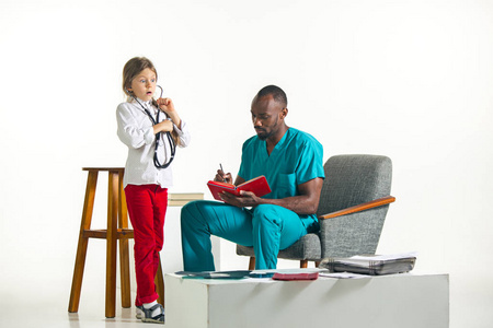 医疗保健理念医用听诊器的医生和女孩