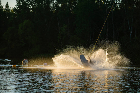 wakeboarder 跌倒