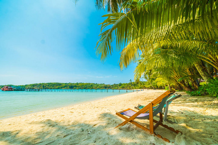美丽的热带海滩和海的椅子