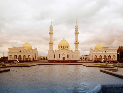 美丽不寻常的白色清真寺照片鞑靼春天