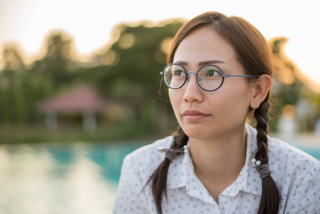 特写画像的女人直视着, 一个女人的肖像微笑着, 微笑着快乐的女人