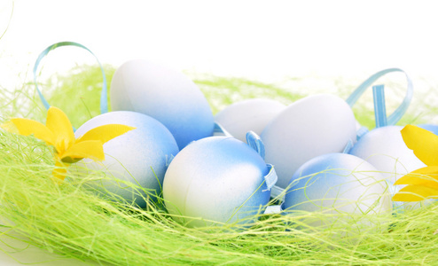 彩色复活节蛋在绿色草地上