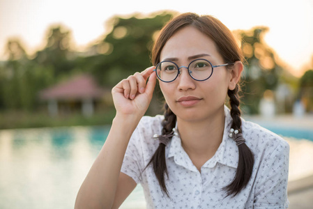 特写画像的女人直视着, 一个女人的肖像微笑着, 微笑着快乐的女人