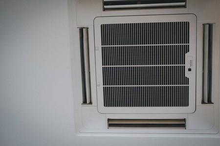 盒式天花板安装在天花板上的盒式空调器.通风系统照片