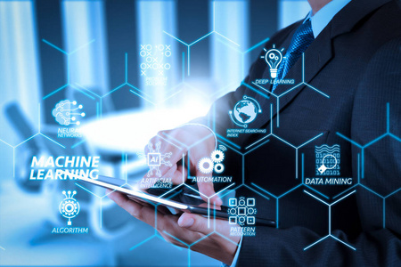 商人手用数码片在会议室背景下工作照片