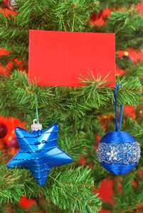 从圣诞树上挂着的蓝色星