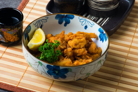 日本油炸鸡 karaage 的细部观