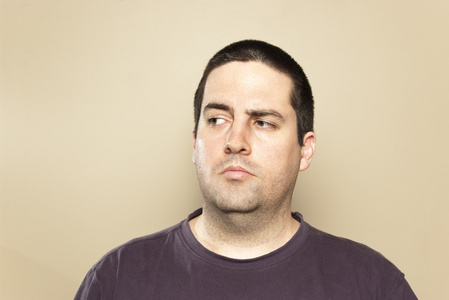 男子形迹可疑地侧身照片