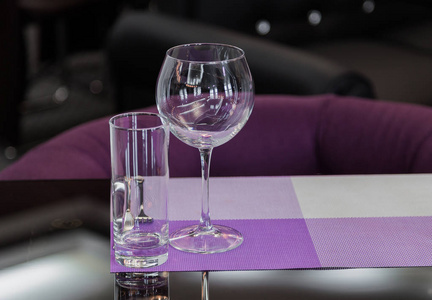 餐厅的餐桌服务。透明玻璃杯及酒杯