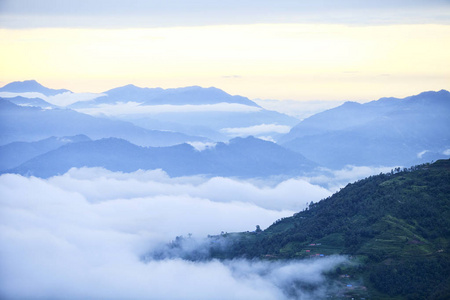 日出在那加阔, 尼泊尔。喜马拉雅山景观