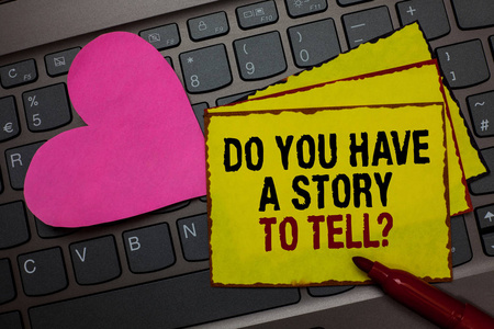 写笔记显示你有一个故事要讲的问题。商业照片展示故事的记忆故事体验红色边黄色书面纸捏与爱在计算机键盘