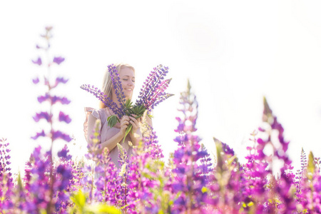 带花束的自由和快乐的女人