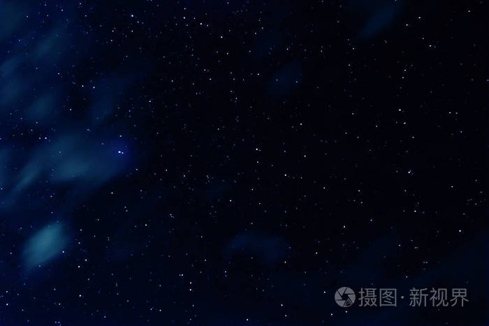 夜空中有星星和云彩的长时间曝光照片