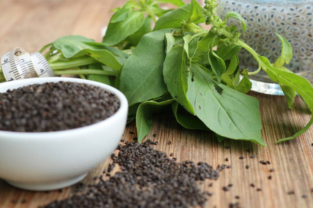 自制的撒甜菜红鹰嘴, 石榴籽, 橄榄油, 罗勒, 在陶瓷板上配有皮塔面包