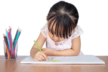 亚洲小中国女孩在纸上画在孤立的白色背景下
