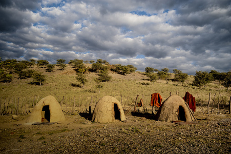 粘土 bild 圆的小屋和木栅栏，非洲