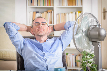 人在办公室工作时中暑, 并试图冷却风扇