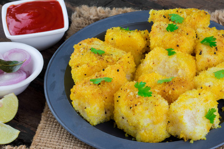 印度街头食品 Khaman Dhokla 是印度古吉拉特州的一种常见的食物, 由浸泡和新鲜地面鳢木制或鳢面粉制成。