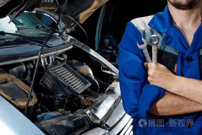 男性手用扳手特写.汽车修理工在车库工作.维修服务.汽车维修保养