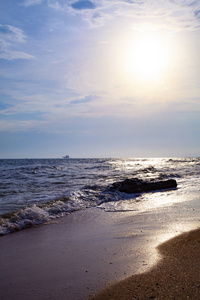 美丽的海滩和海冲浪。夏日海景。日志位于海滩上