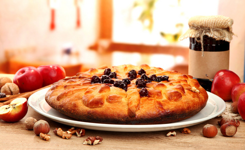 与果酱和苹果，咖啡馆里的木桌上的美味自制馅饼
