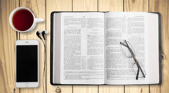 背景智能手机圣经书照片