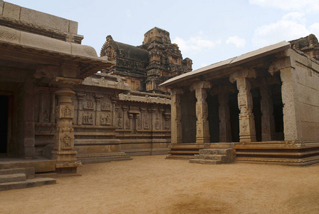 侧面, 北, ardhamandapa 的门廊, 中心的主神社和左边的安曼神社。哈扎拉. 罗摩寺。皇家中心或皇家围栏。亨比, 卡