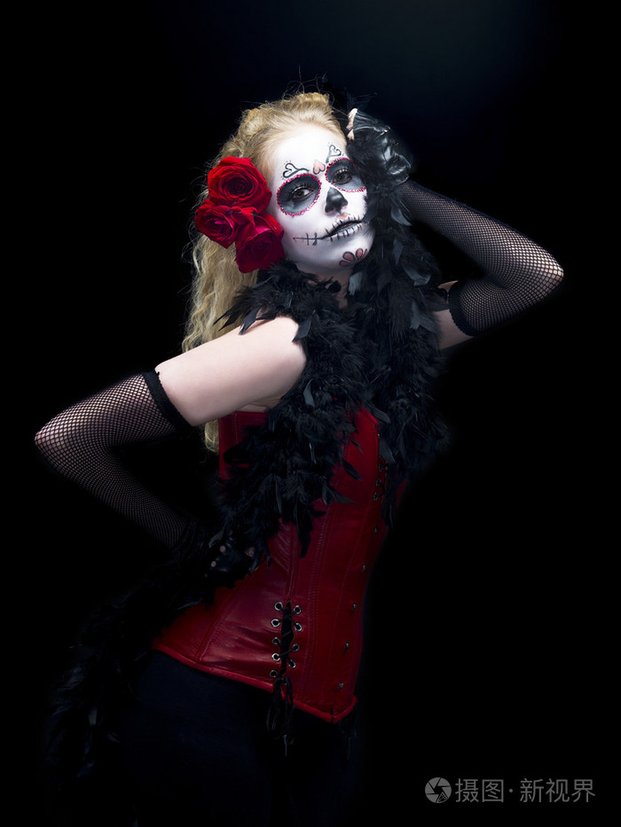 在黑暗的背景构成一个可怕的女人的肖像