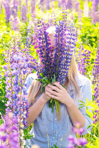 可爱的女人背后的花束