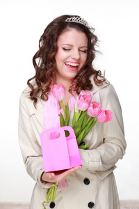 春天鲜花和礼品盒的女孩