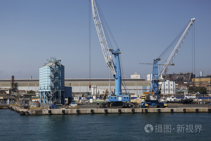 与在意大利海岸港口大型钢铁厂