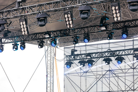 舞台上方多台聚光灯和雷电设备照片