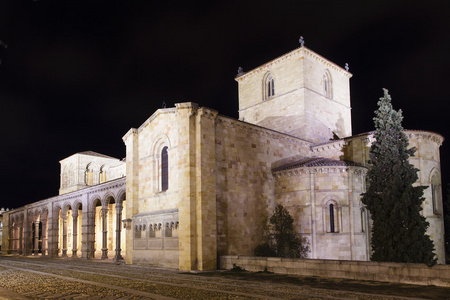 欧洲 西班牙 卡斯蒂利亚和莱昂，阿维拉，晚上查看的大教堂德圣维森特