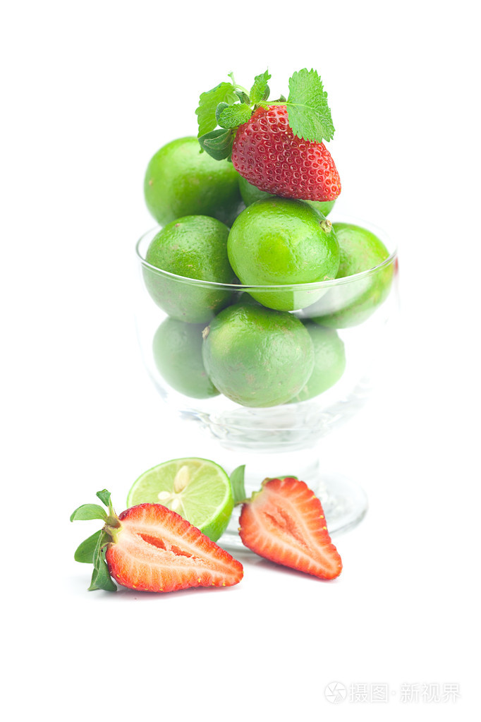 在一个玻璃碗, 草莓和薄荷孤立在白色石灰