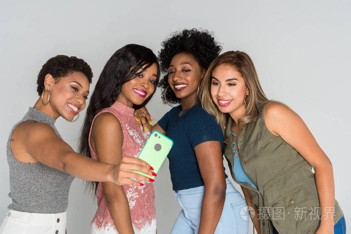 一群年轻女性朋友一起共度时光