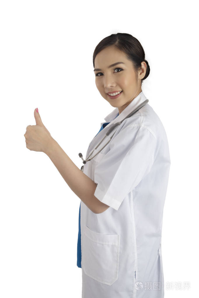 照片 女性医生的侧面在制服显示她的拇指为卓越的医疗保健服务的白色