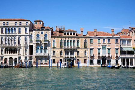 意大利的阳光明媚的一天, 威尼斯的古建筑门面和大运河