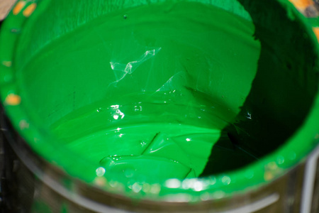 绿色油漆罐。油漆可以用绿色颜料填充
